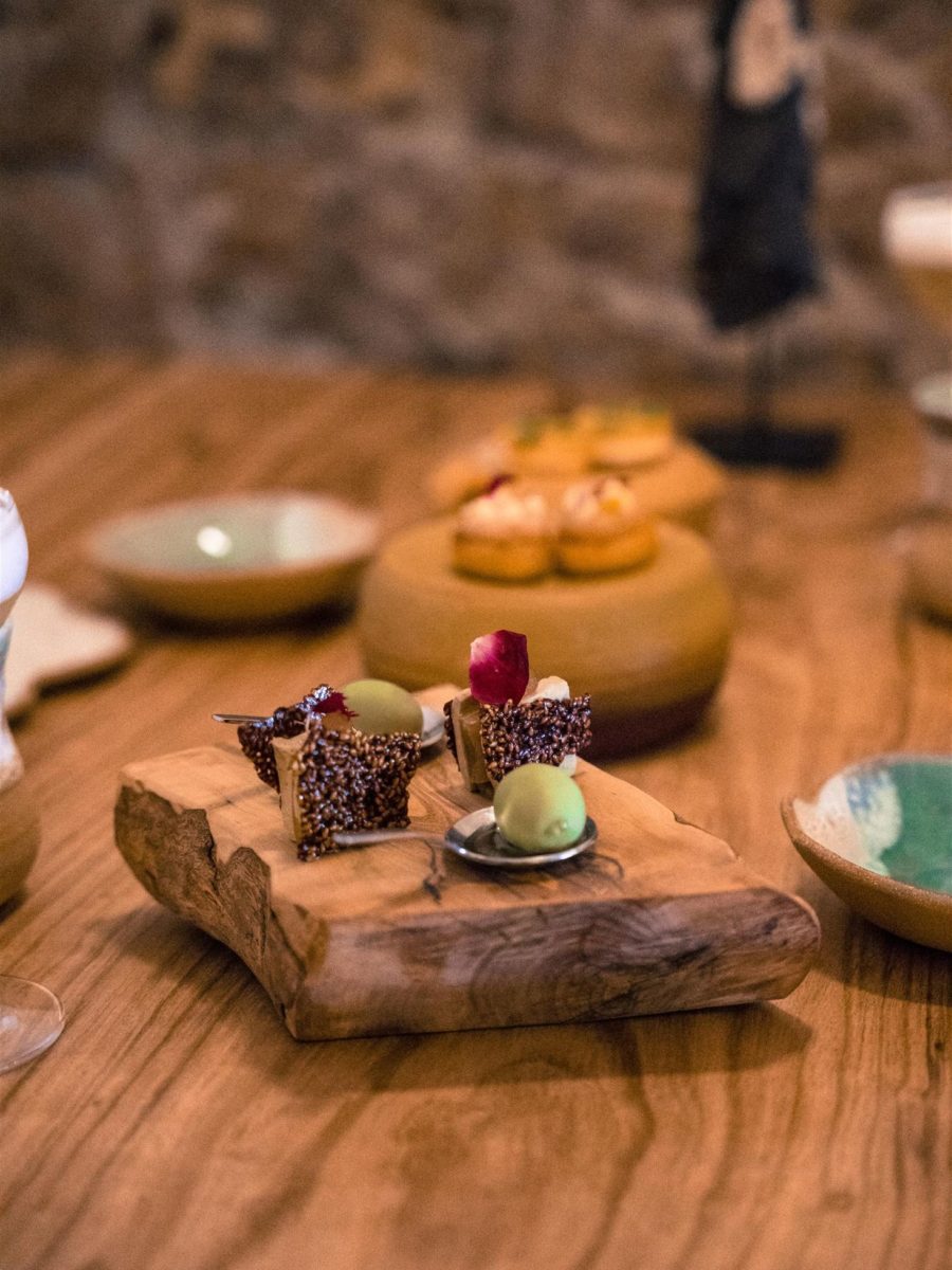 Aperitivos del menú Olivus sobre madera de olivo
