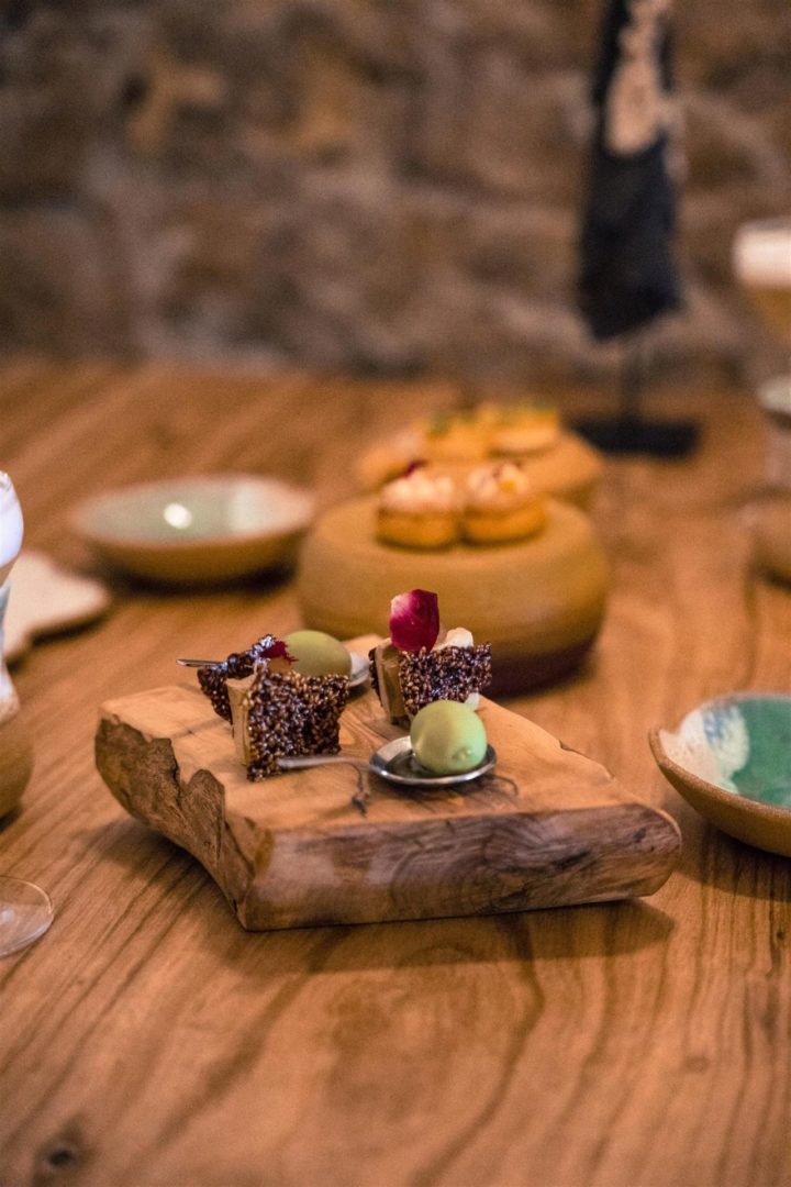 Aperitius servits sobre fusta d’olivera
