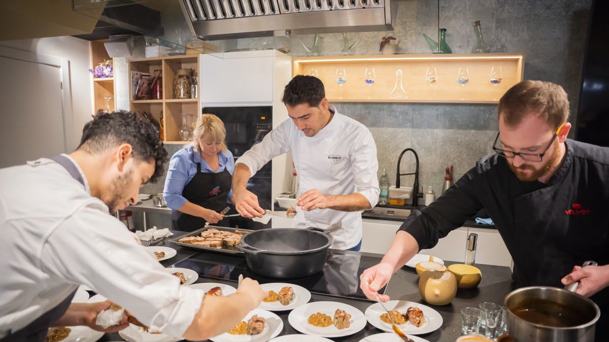 Moha Quach en cuisine avec d’autres cuisiniers