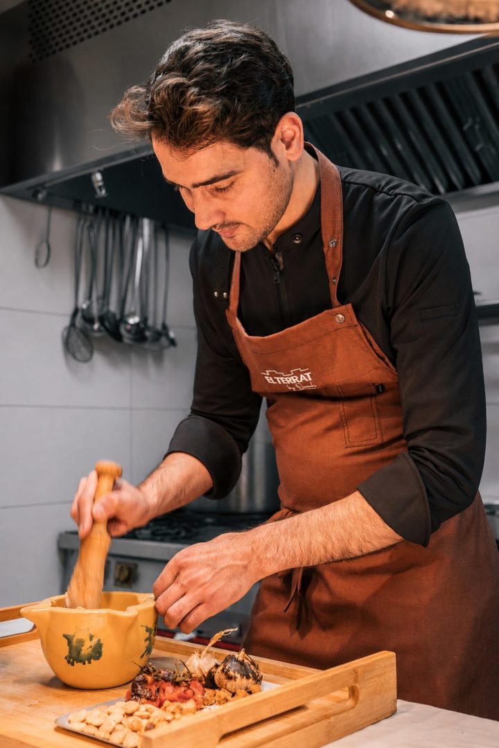 Moha Quach au mortier dans la cuisine d’El Terrat