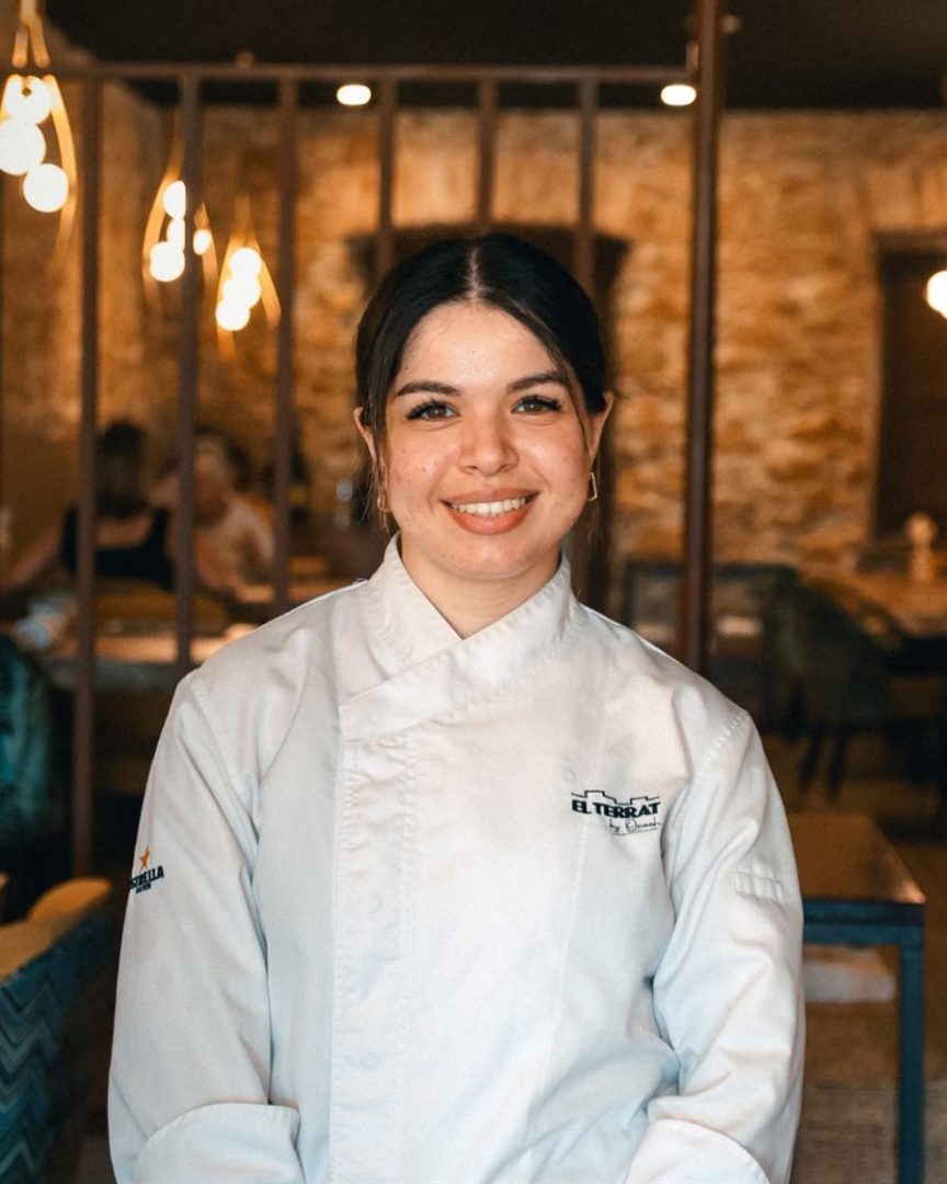 Fátima Ezzhara, pastissera d’El Terrat, a la sala del restaurant