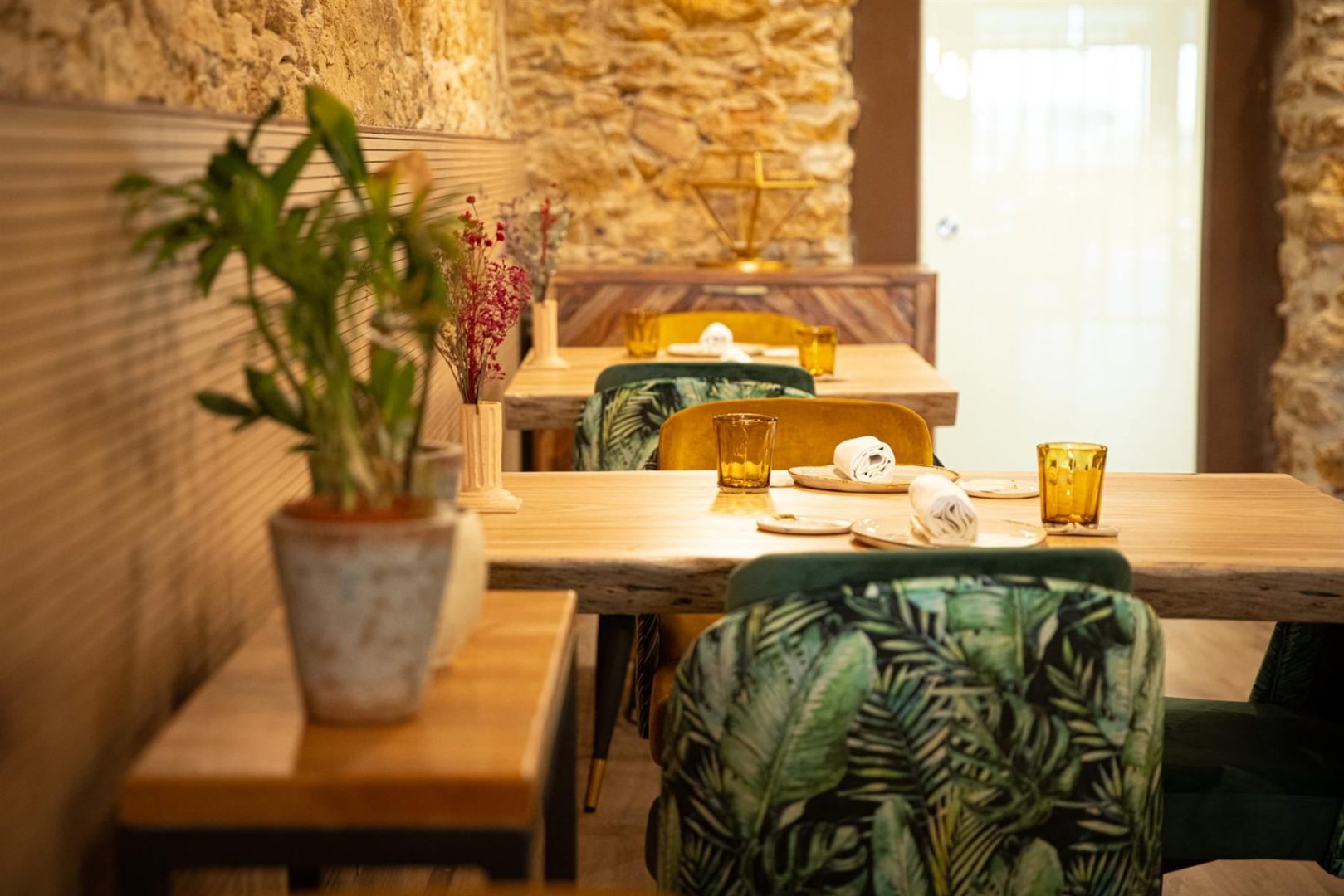Détail de table avec plante à El Terrat