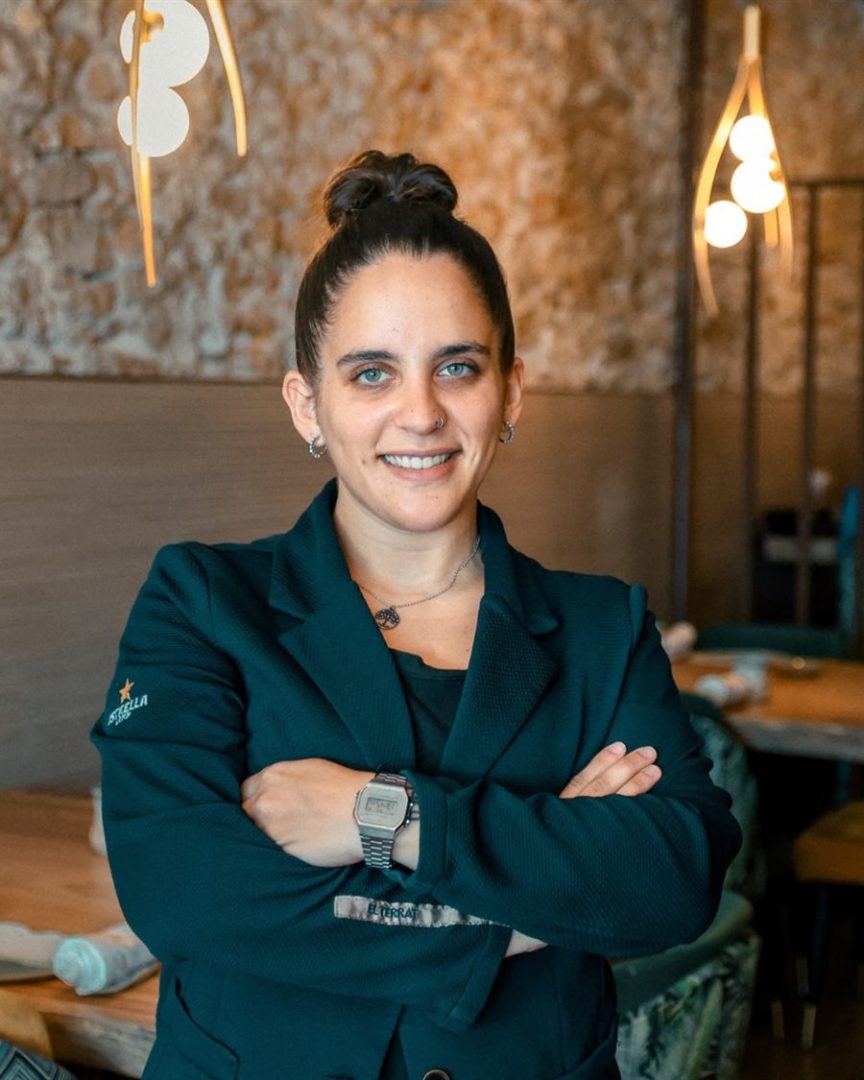 Paula, cambrera d’El Terrat, a la sala del restaurant